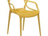 la chaise en plastique jaune a un accoudoir tordu et une assise tordue