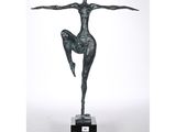 une statue en bronze représentant une femme dans une certaine pose, posée sur un socle en marbre