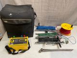 un sac contenant des fils, un compteur, une bobine et d'autres outils