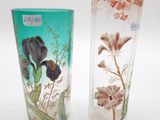 deux vases posés l'un à côté de l'autre sur une surface blanche