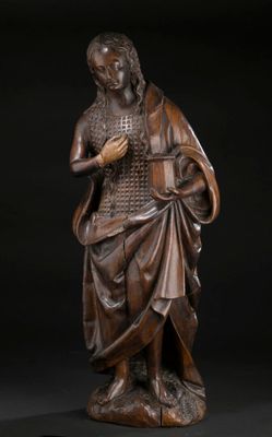 une statue ancienne en bois représentant une femme tenant un panier