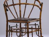 une chaise fabriquée à partir de tiges de bambou, avec une assise en cuir
