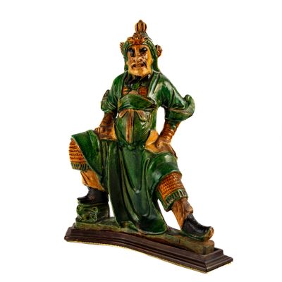 une figurine d'un homme assis sur un banc