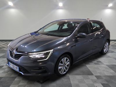 la voiture grise est garée sur un carrelage à carreaux