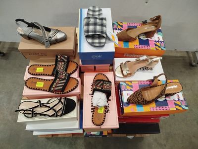 Plusieurs paires de chaussures pour femmes sont empilées les unes sur les autres
