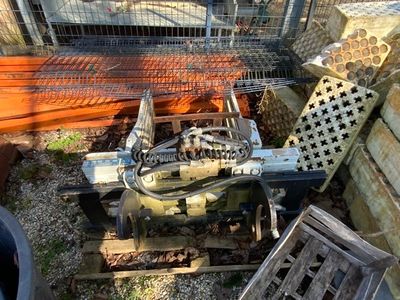 un tas de vieilleries qui traîne à l'extérieur d'une clôture