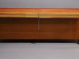 une image représentant un bureau avec un plateau en bois et des pieds en métal