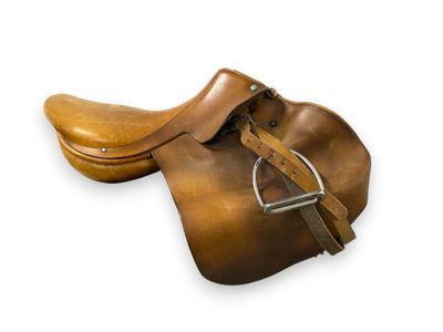 R. MOTARD. Sellier à PARIS selle anglaise en cuir avec sangl…