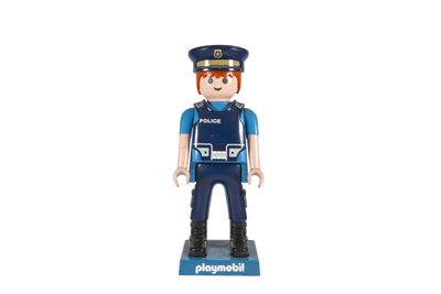 figurine Playmobil représentant un policier en uniforme bleu aux cheveux roux