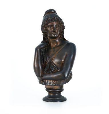 un buste antique en bronze représentant une femme coiffée d'un chapeau