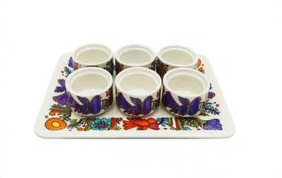 un plateau avec six tasses et un plateau avec quatre tasses