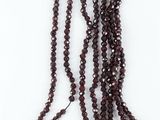collier orné de grenats sur fond blanc