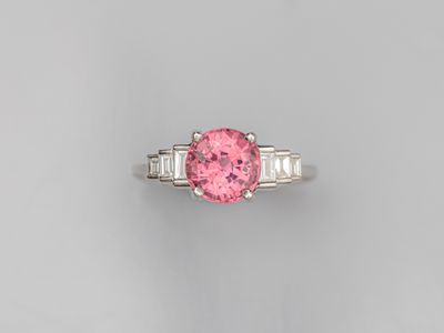 Bague en or gris 750°/°° (18K), sertie d'un joli spinelle na… - Photo 1