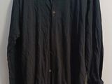 La veste est suspendue à un cintre près d'une porte.