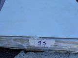 beaucoup de feuilles de papier blanches par terre