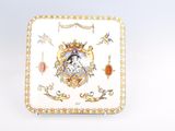 une assiette blanche sur laquelle est représentée une femme