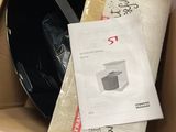 une boîte en carton contenant un casque et d'autres objets