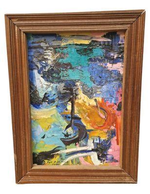 Un tableau représentant une femme en robe jaune est présenté dans un cadre en bois