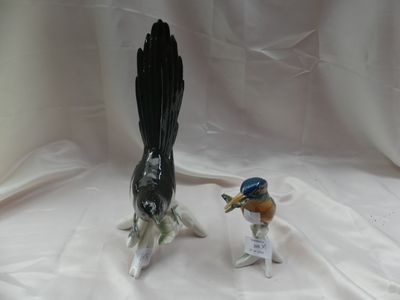 deux figurines d'oiseaux posées sur une table