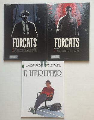 trois livres posés sur une table