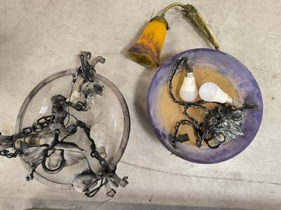 une assiette sur laquelle est représenté un oiseau, à côté d'une autre assiette sur laquelle est représenté un oiseau