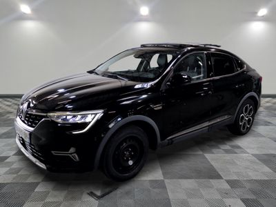 le 4x4 noir est garé sur un sol en damier dans le garage