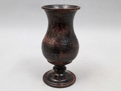un vase brun posé sur une table