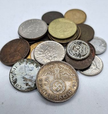 une pile de pièces de monnaie posée sur une surface blanche