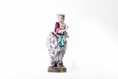 une figurine représentant une femme assise sur une table