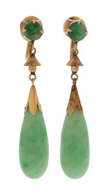 une photo d'une paire de boucles d'oreilles en jade vert et en or