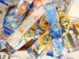 une pile de brosses à dents et de dentifrice posée sur un plan de travail