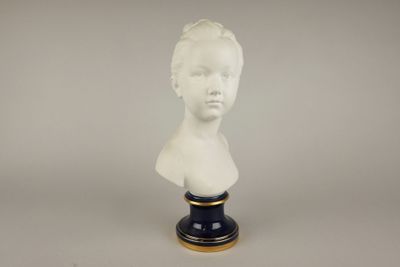 buste en marbre blanc représentant une femme, posé sur un socle noir et doré
