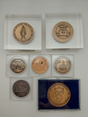 de nombreuses pièces exposées dans une vitrine
