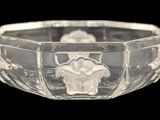 un saladier en verre transparent orné d'un motif