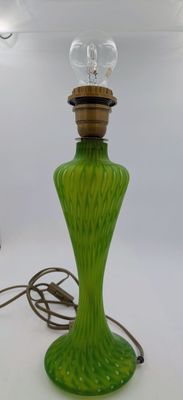 une lampe en verre vert avec un socle en bois et une ampoule au sommet
