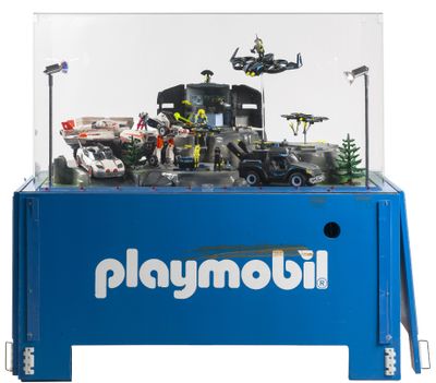 une vitrine Playmobil contenant tout un tas de jouets