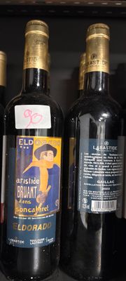 plusieurs bouteilles de vin sont alignées sur une étagère dans un magasin