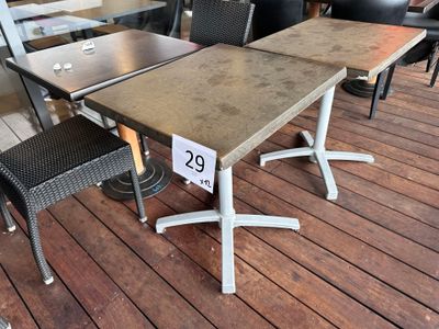 des tables et des chaises sur une terrasse en bois, avec une étiquette indiquant le prix
