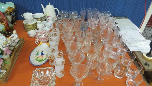 Lot de verreries dépareillée (verres, coupes à glaces…), partie d...