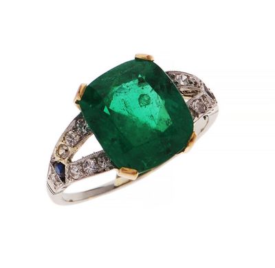 une bague en émeraude et diamant