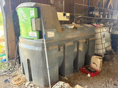 un réfrigérateur vert posé au milieu d'une grange