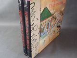 deux livres posés l'un sur l'autre sur une table