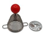 une boule rouge posée sur un objet métallique