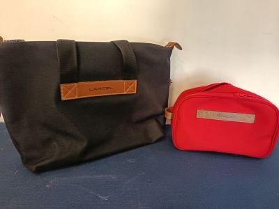 LANCEL - Ensemble cpt un sac de voyage en toile noire et une…