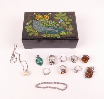 une boîte sur laquelle sont disposés des bagues, des bracelets et d'autres bijoux