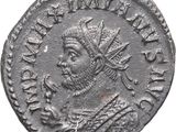 une pièce en argent avec l'image d'un homme portant une coiffe