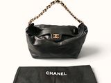 Sac à bandoulière Chanel en cuir d'agneau noir avec finitions dorées