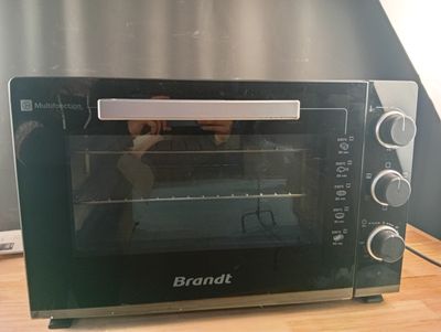 Four brandt 46L noir La première photo est non contractuelle…