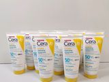 six tubes de crème solaire Ceravee posés sur une table