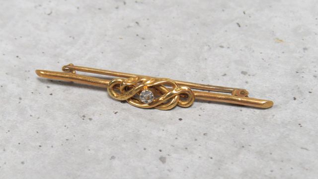 Broche barrette en or jaune 750 millièmes, le centre décoré d'un ...